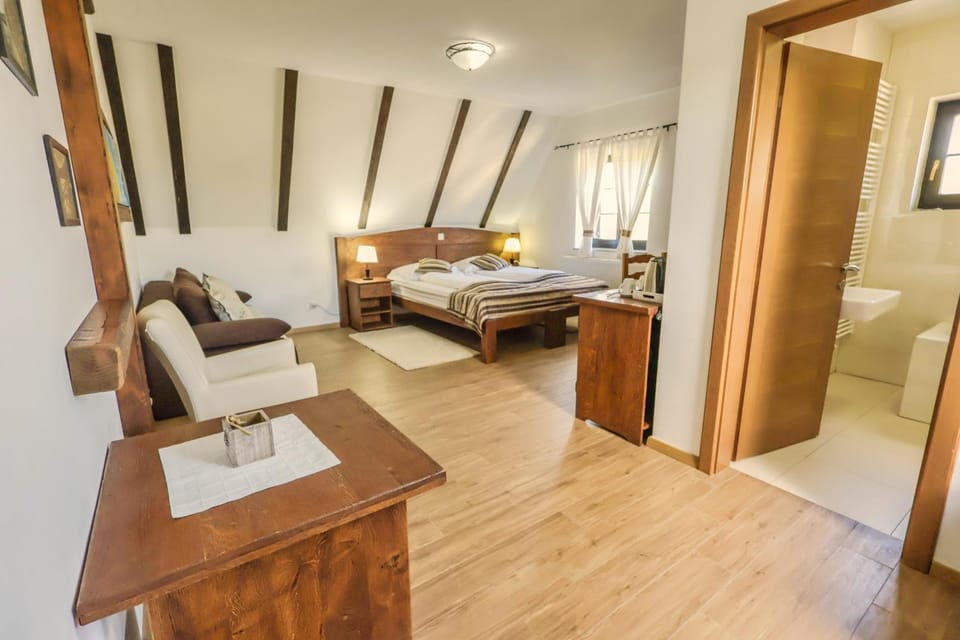 Bed, TV and multimedia, Photo of the whole room, Seating area, Bedroom