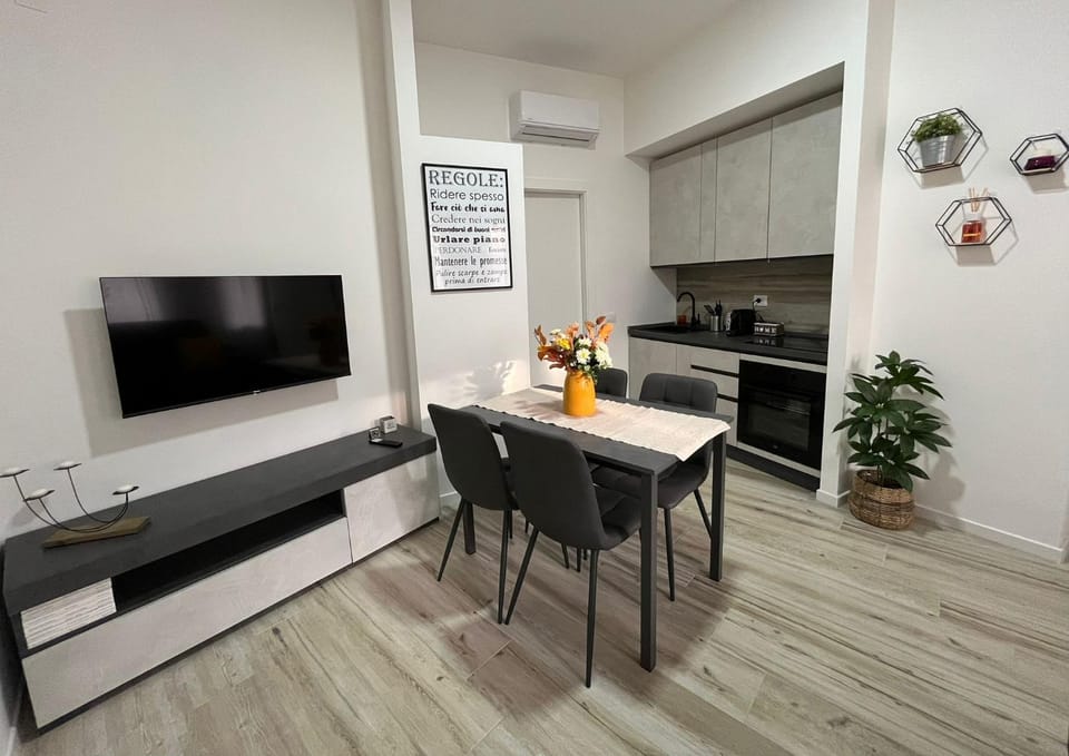 TV and multimedia, Kitchen or kitchenette, Living room, Dining area, air conditioner
