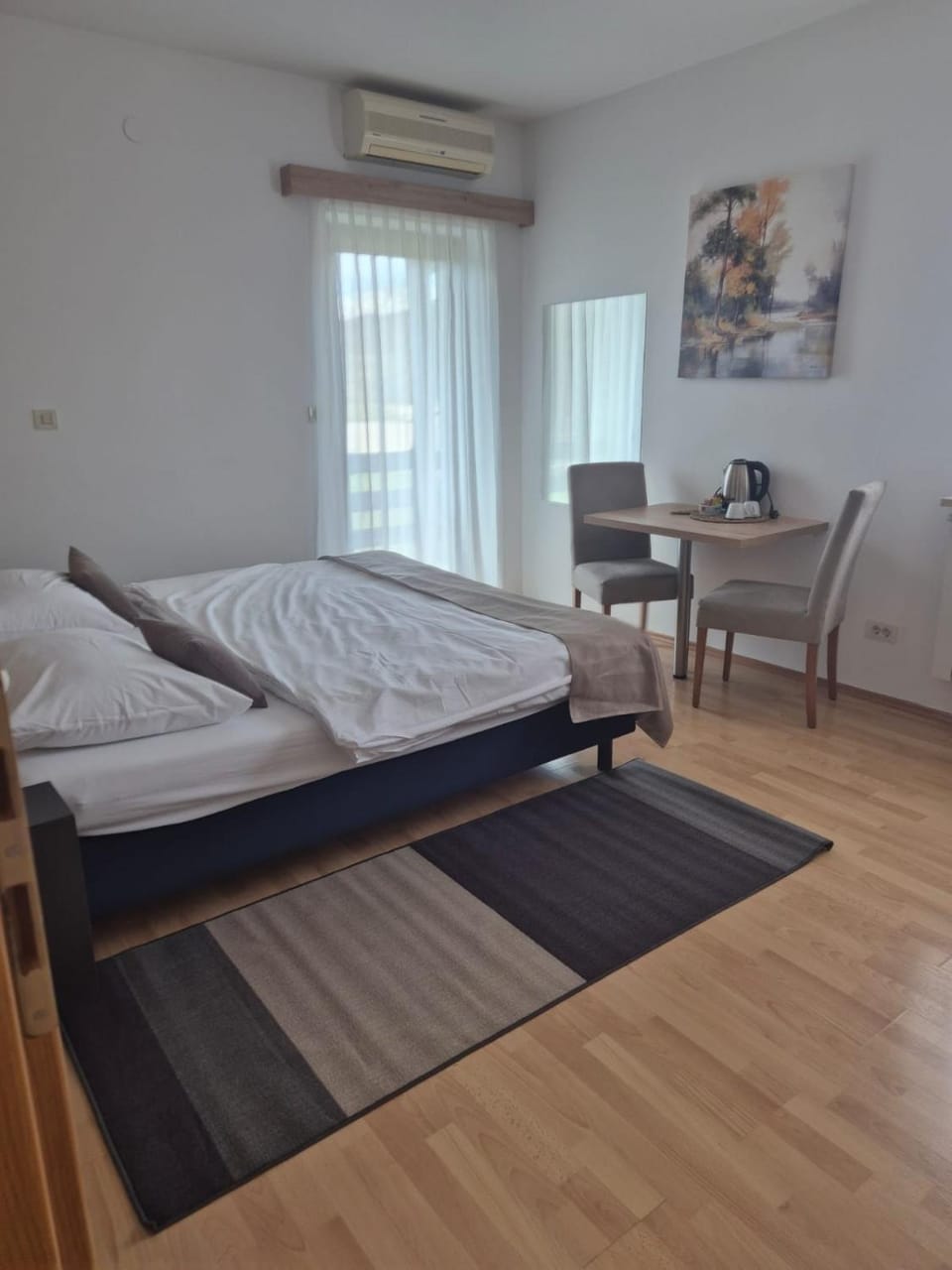 Bed, Seating area, Bedroom