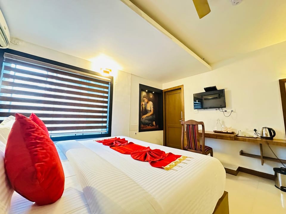 Bed, TV and multimedia, Bedroom