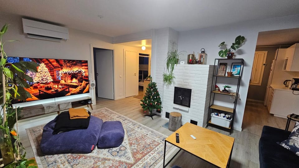 Communal lounge/ TV room, TV and multimedia, Living room, Seating area, Evening entertainment, air conditioner