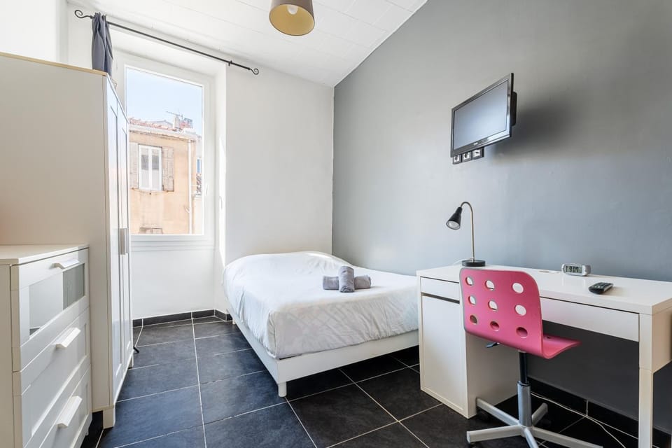 Bed, TV and multimedia, Living room, Photo of the whole room, Bedroom, towels