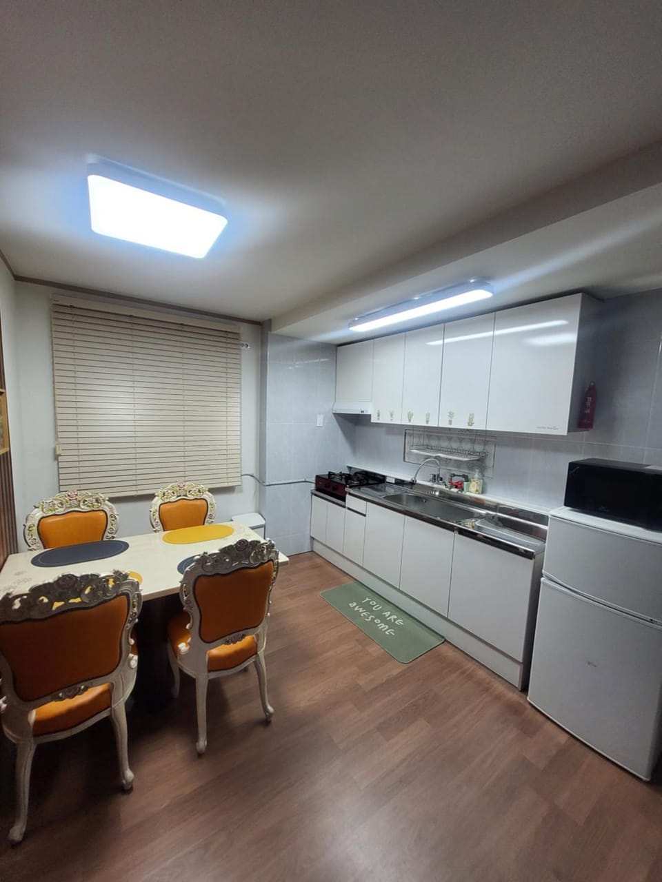Kitchen or kitchenette, Dining area