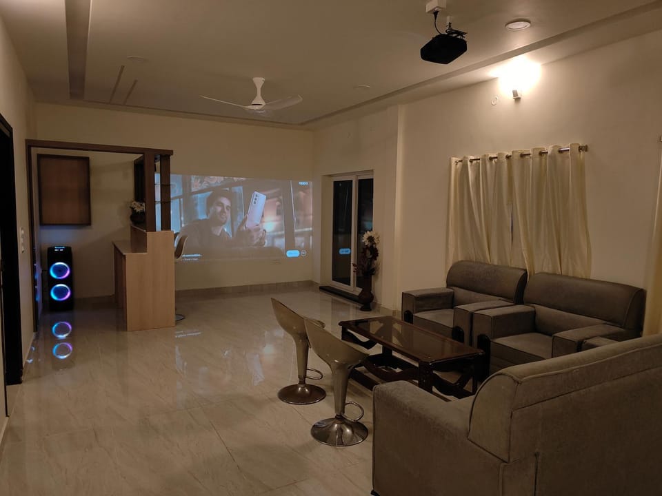 Communal lounge/ TV room, TV and multimedia, Living room, Seating area, Evening entertainment