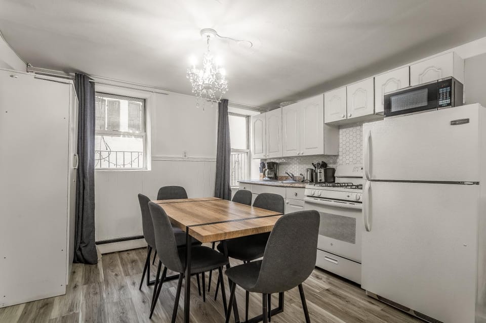 Your Manhattan Escape! Beautiful 3BD 1BTH Apt in Kips Bay near Top attractions Apartment in Harlem