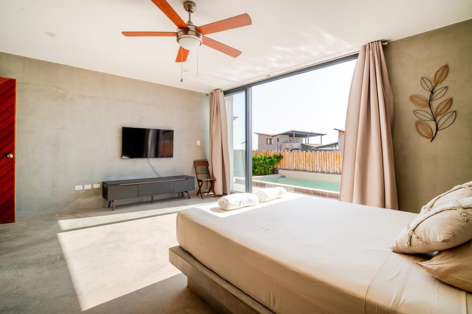 Bed, TV and multimedia, Photo of the whole room, Bedroom