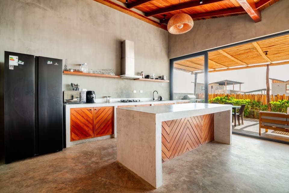 Kitchen or kitchenette, Dining area, oven