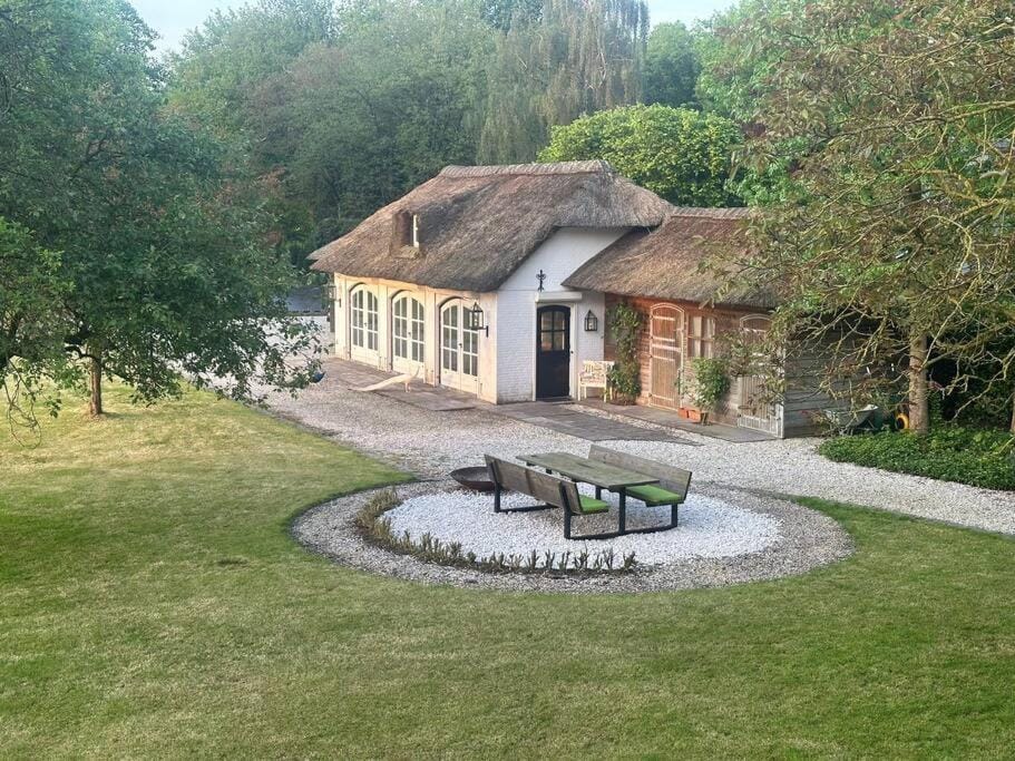 Mastbos Estate Carriage House Apartment in Breda