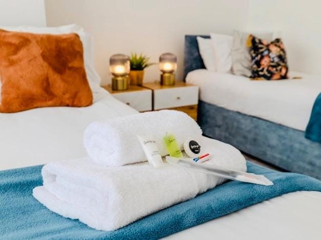 Bed, Bedroom, towels