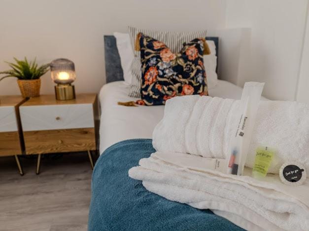Bed, Bedroom, towels