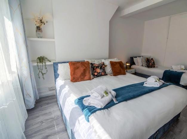 Bed, Bedroom, towels