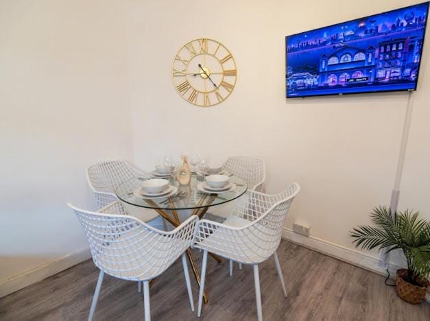 Communal lounge/ TV room, TV and multimedia, Dining area, Evening entertainment