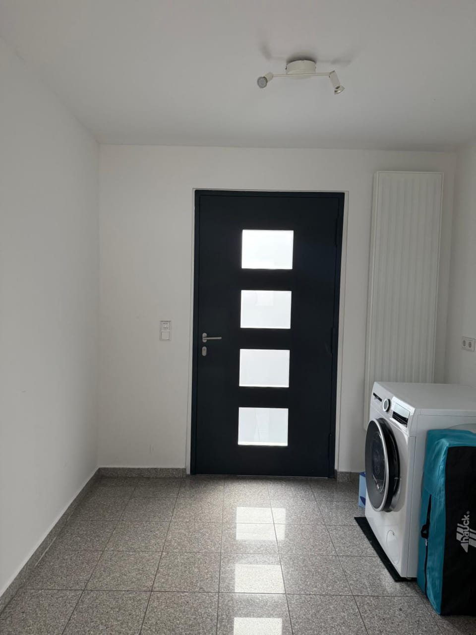 Facade/entrance, washing machine, dryer
