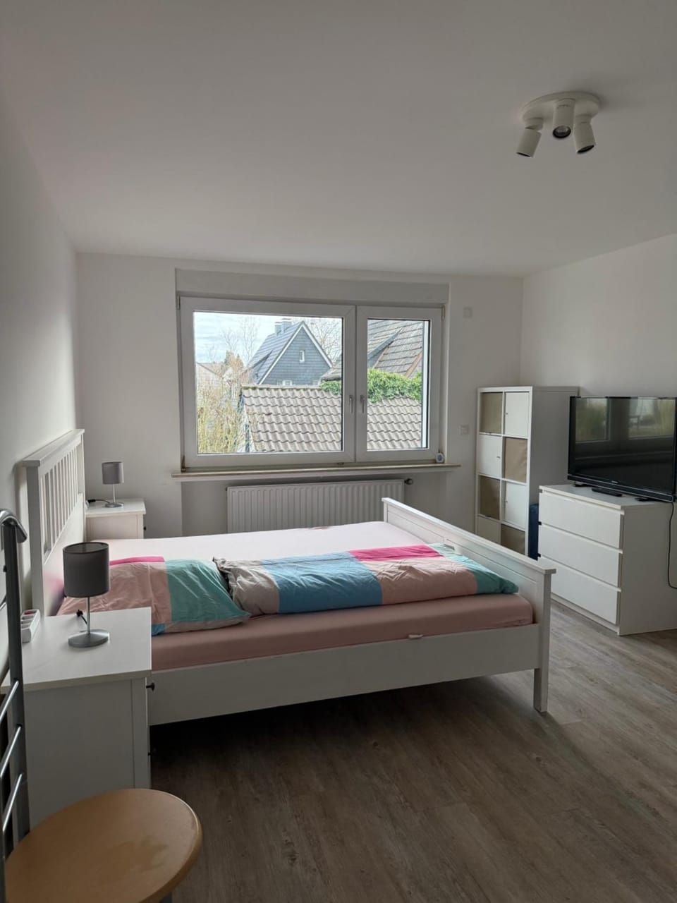 Bed, Natural landscape, TV and multimedia, Photo of the whole room, Bedroom
