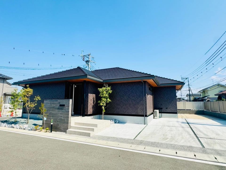 Property building, Day, Street view