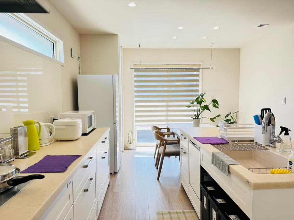 Coffee/tea facilities, Kitchen or kitchenette, Dining area, stove