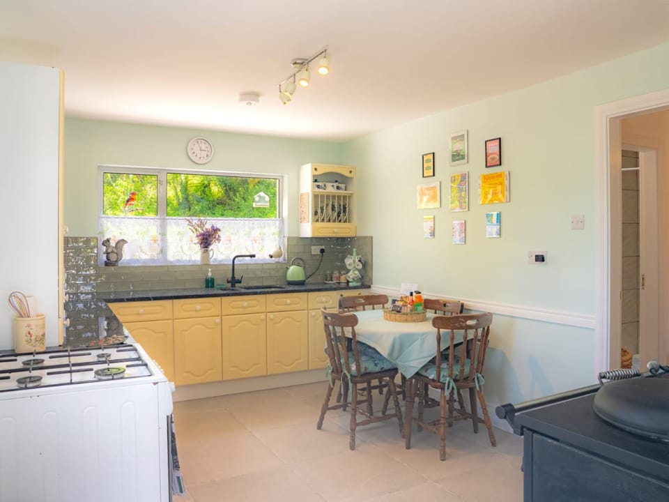 Kitchen or kitchenette, Dining area, oven, pet friendly, stove