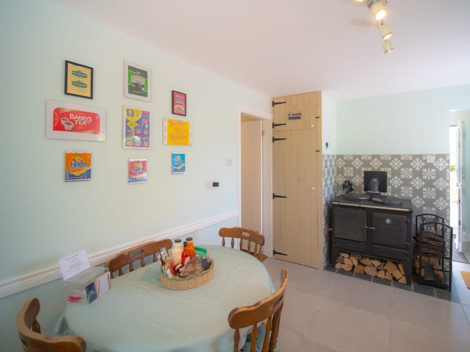 Kitchen or kitchenette, Dining area, pet friendly, stove
