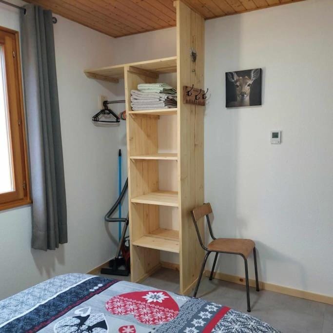 Photo of the whole room, Bedroom, wardrobe