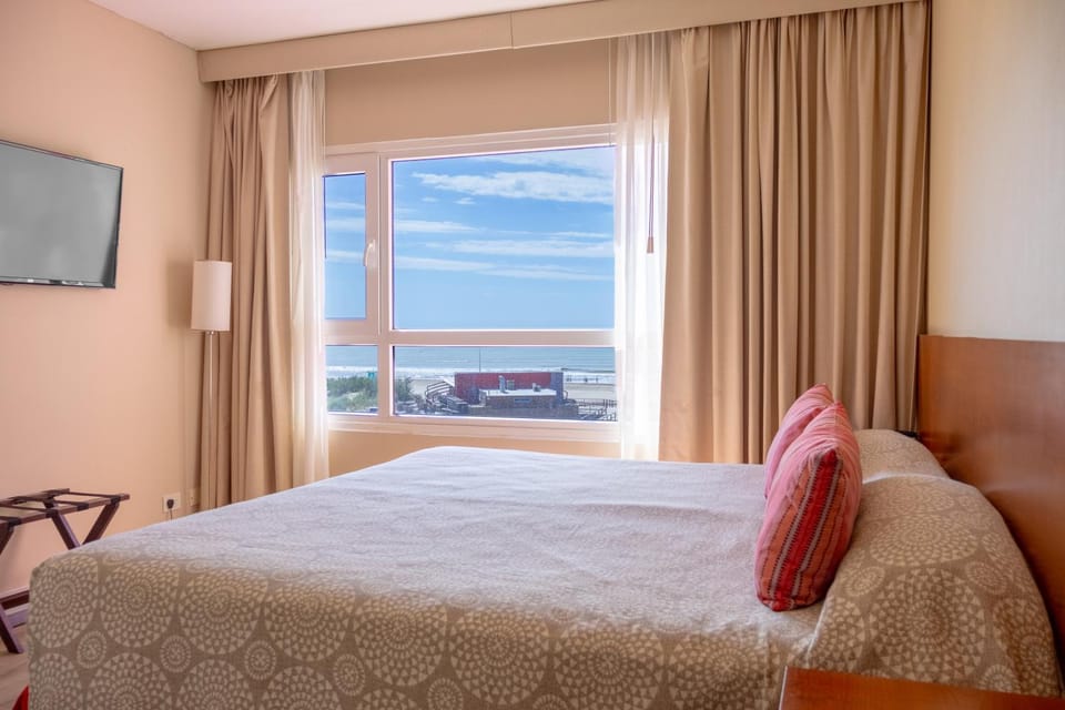 Bed, Natural landscape, TV and multimedia, Photo of the whole room, Bedroom