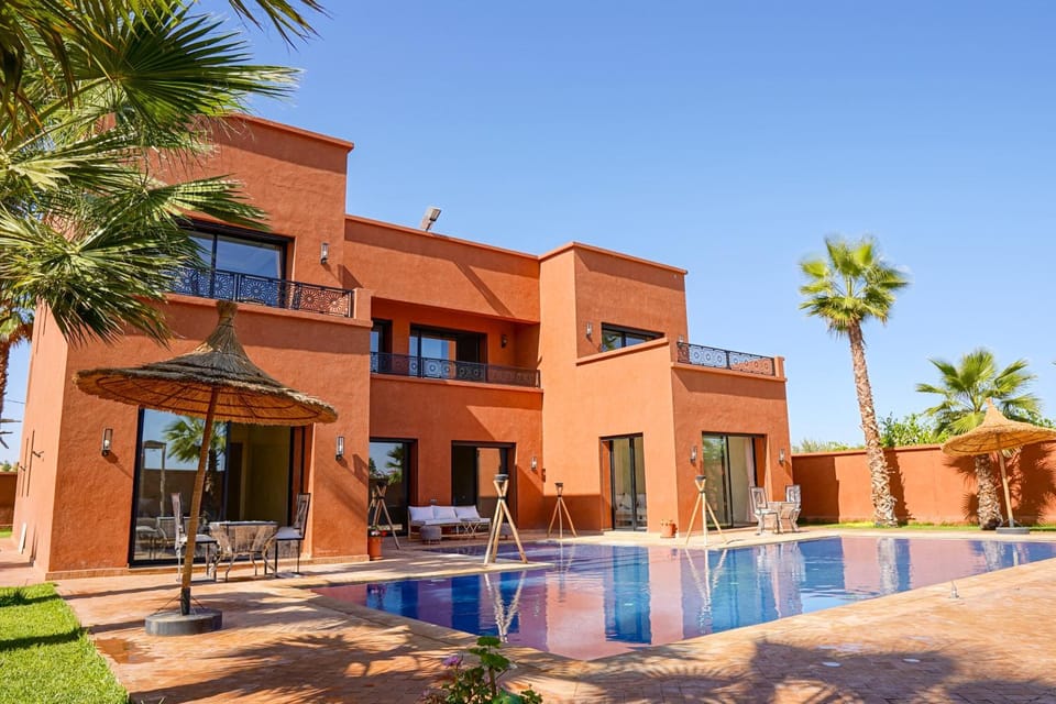 Property building, Patio, Day, Pool view, Swimming pool, sunbed