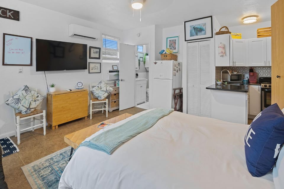Communal lounge/ TV room, Bed, TV and multimedia, Kitchen or kitchenette, Seating area, Bedroom