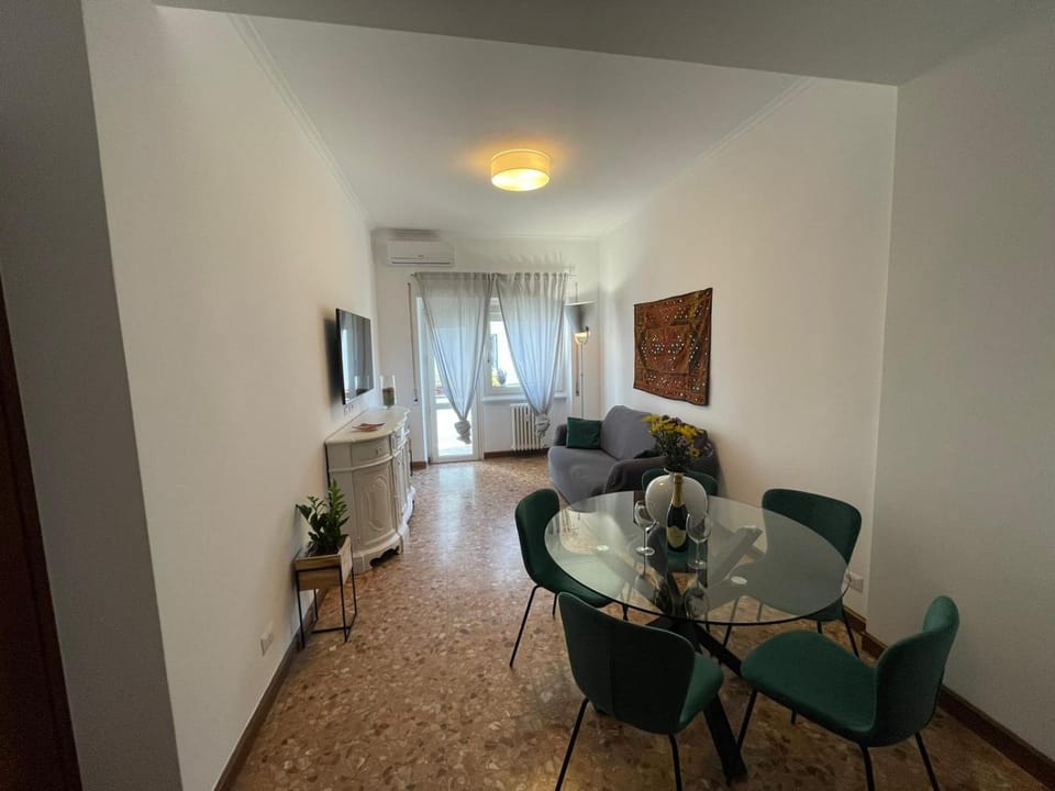 Communal lounge/ TV room, Living room, Dining area, internet, air conditioner