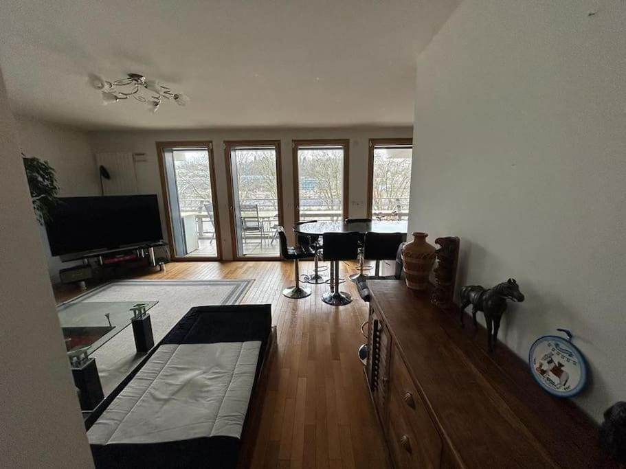 TV and multimedia, Living room, Seating area, Dining area