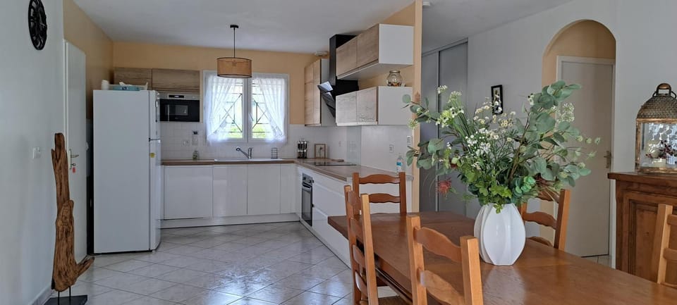 Coffee/tea facilities, dishwasher, oven