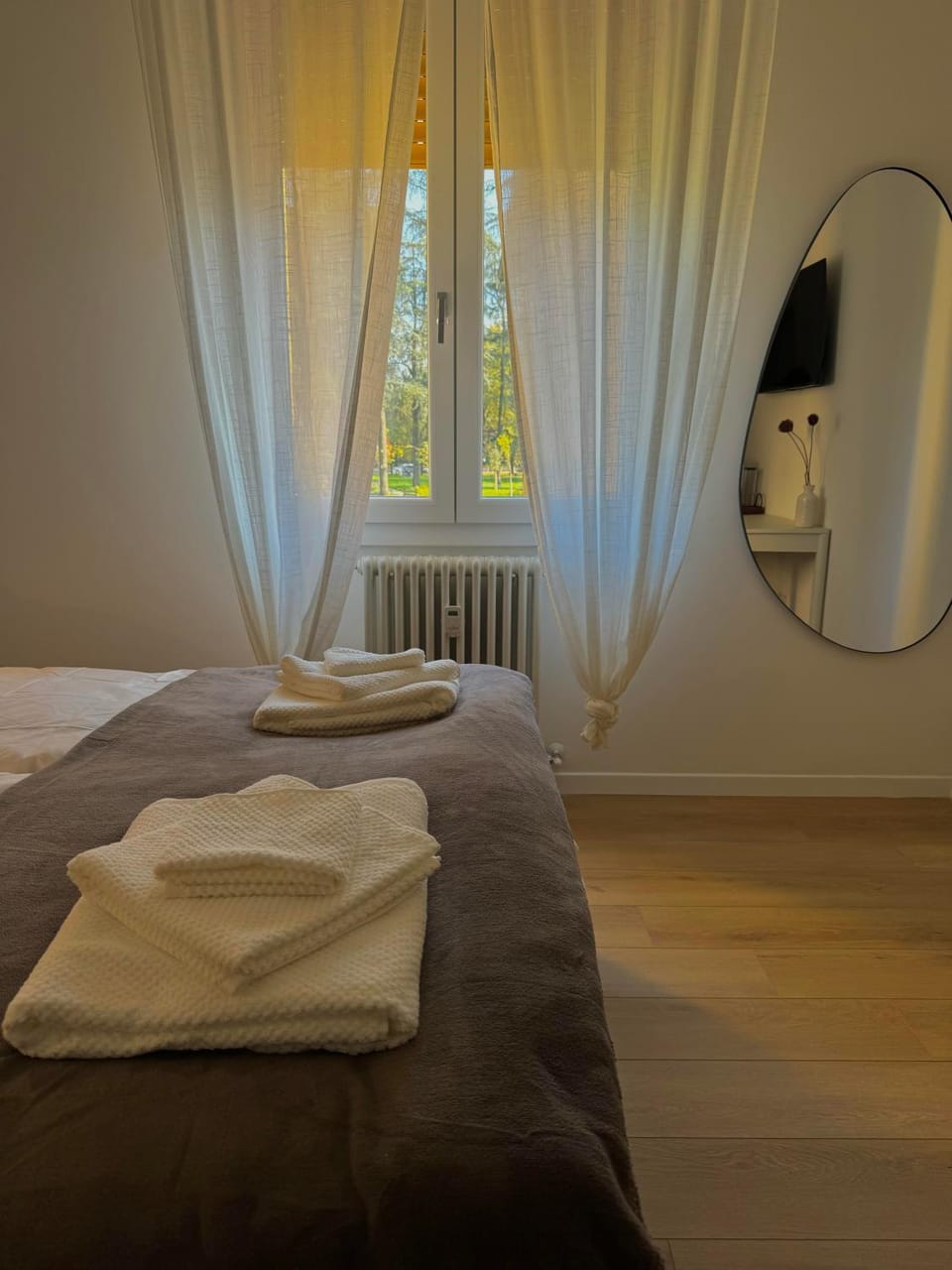 Bed, Photo of the whole room, Bedroom, towels