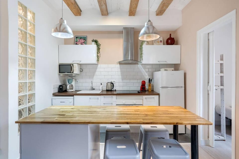 Sunny Retro Flat Balcony in Poble Sec Apartment in Barcelona