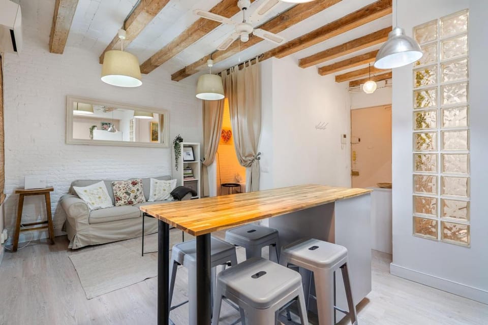 Sunny Retro Flat Balcony in Poble Sec Apartment in Barcelona
