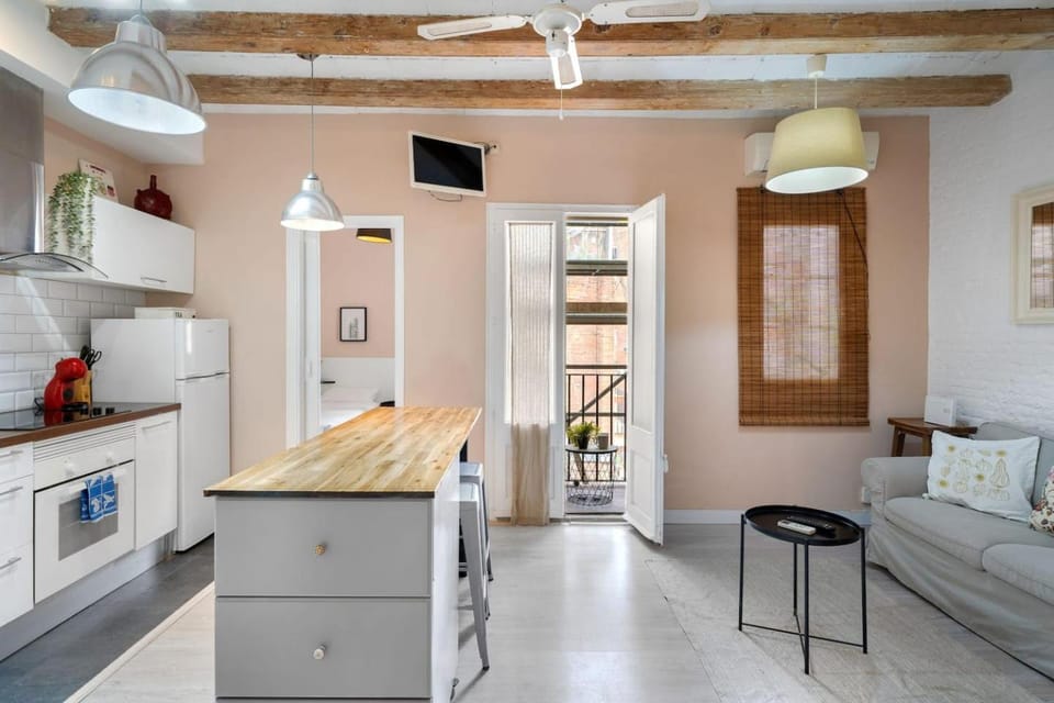 Sunny Retro Flat Balcony in Poble Sec Apartment in Barcelona