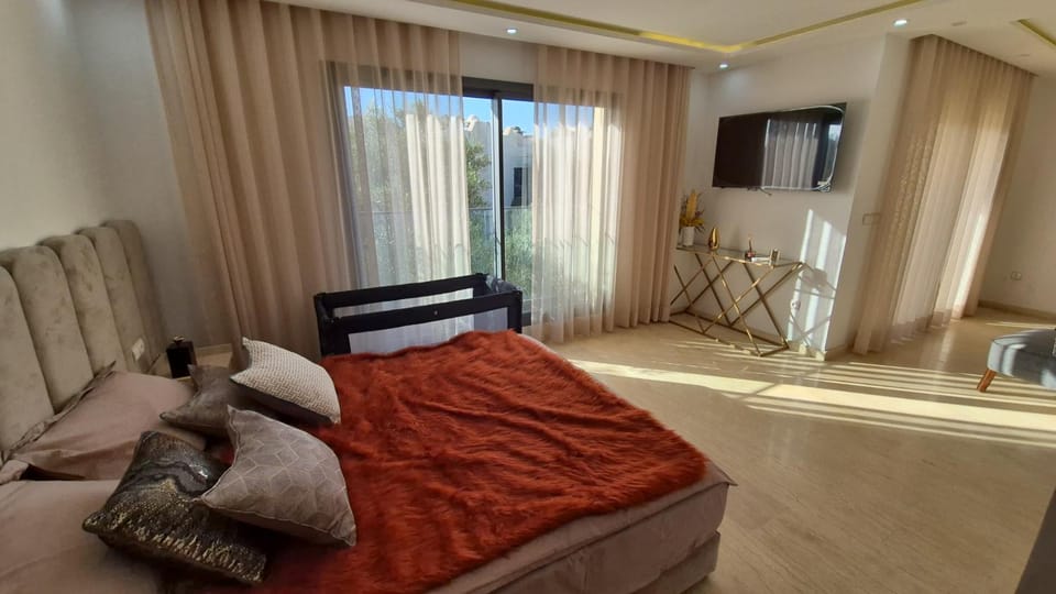 Photo of the whole room, Bedroom