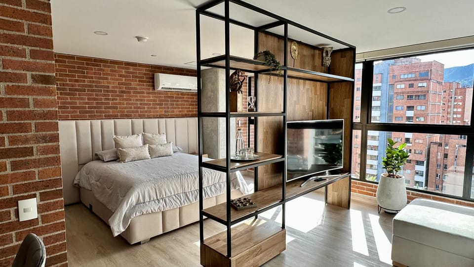 Bed, TV and multimedia, Seating area