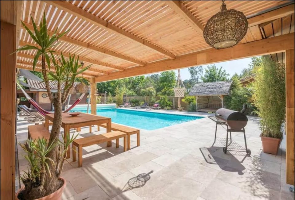 Superbe villa secteur calme avec piscine chauffée Villa in Lacanau