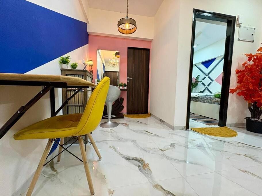 Cozy 1BHK with City View in Bandra West 401 Apartment in Mumbai