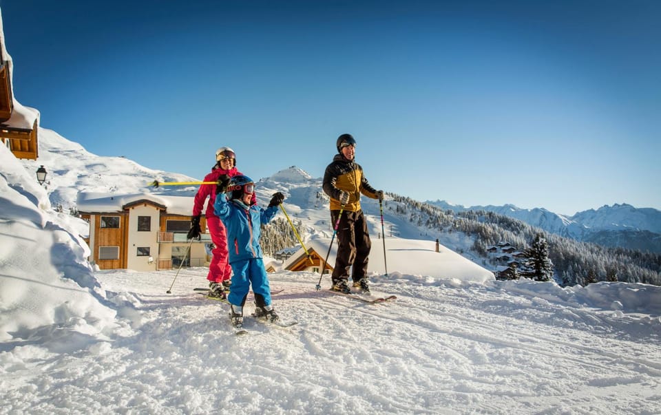 Skiing, group of guests, Family