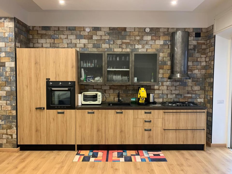 Coffee/tea facilities, Kitchen or kitchenette, oven, stove, toaster