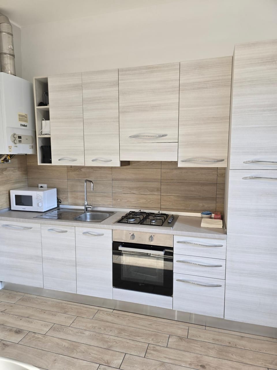 Kitchen or kitchenette, dishwasher, stove