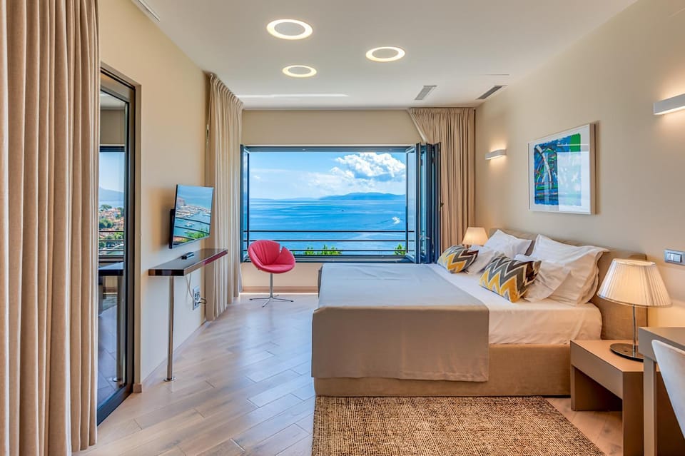 Photo of the whole room, Bedroom, Sea view