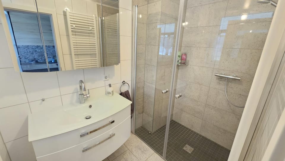 Shower, Bathroom, towels