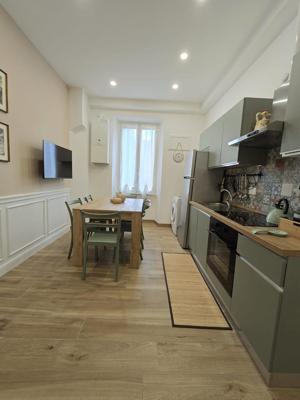 TV and multimedia, Kitchen or kitchenette, Dining area, dishwasher, oven, stove