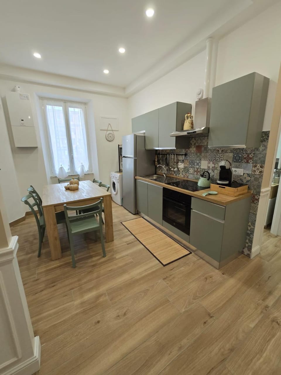 Kitchen or kitchenette, Dining area, stove