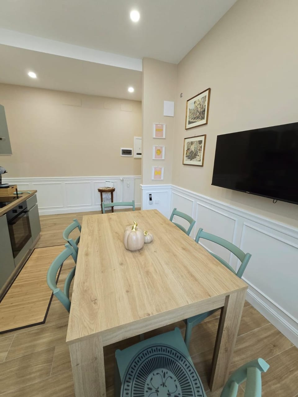 TV and multimedia, Kitchen or kitchenette, Dining area