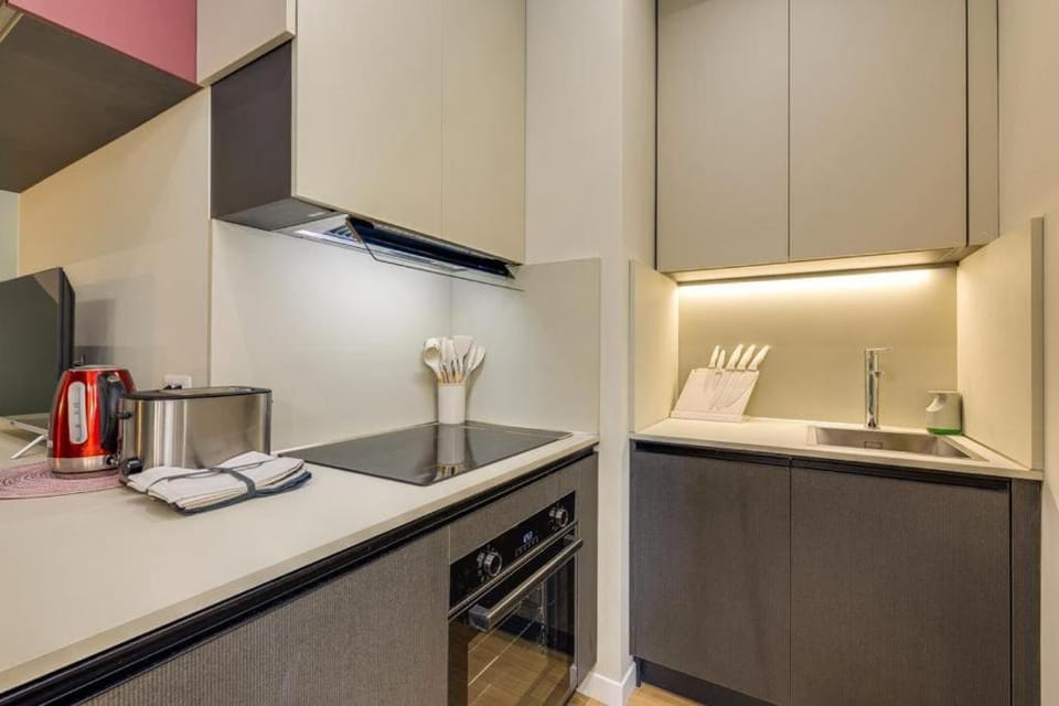 Coffee/tea facilities, Kitchen or kitchenette, oven, stove, toaster