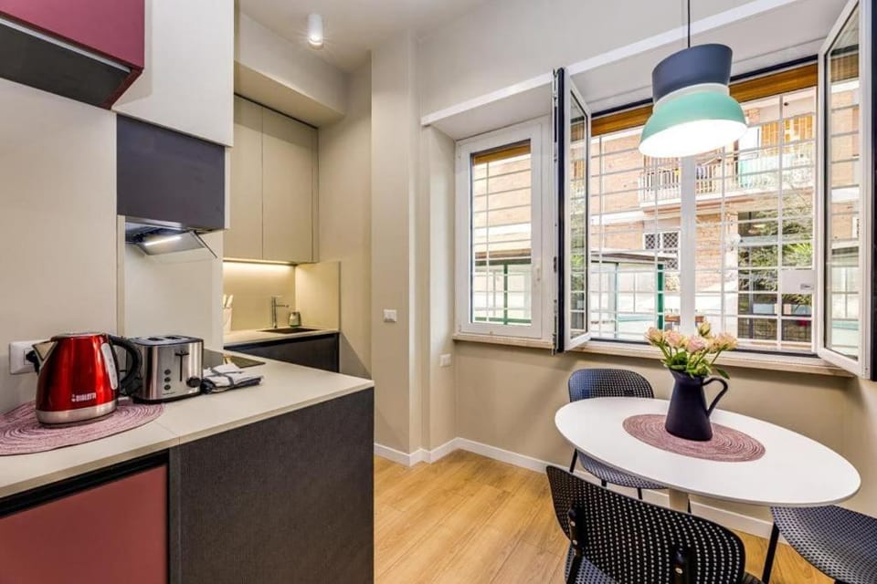 Kitchen or kitchenette, Dining area