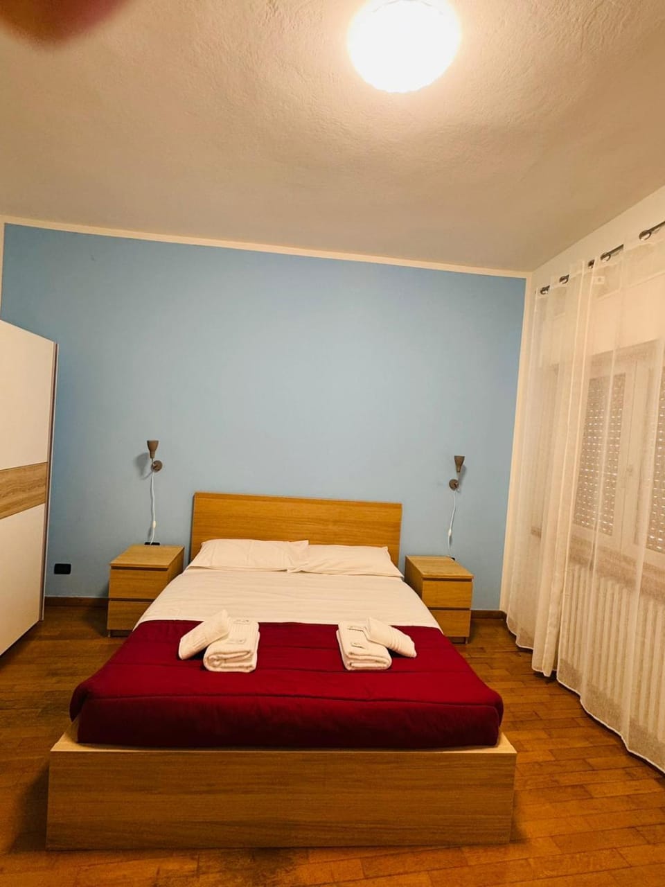 Bed, Photo of the whole room, Bedroom, towels