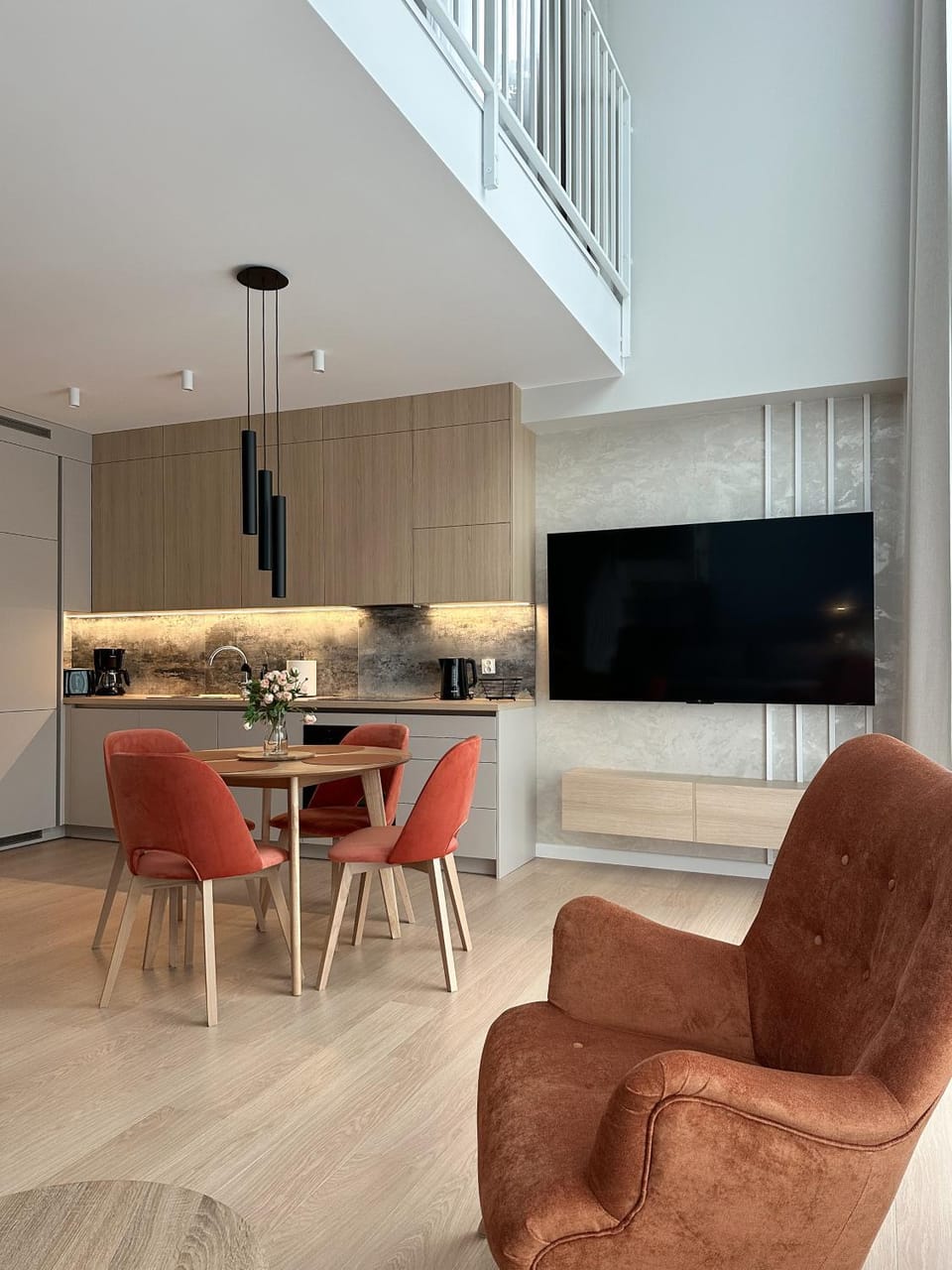 Communal lounge/ TV room, TV and multimedia, Kitchen or kitchenette, Living room, Seating area, Dining area, dishwasher