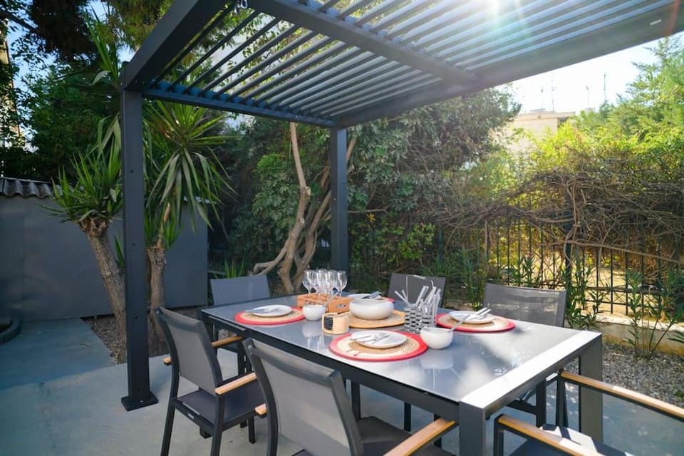 Seclusion, Privacy and 2 bedroom Luxury in Glyfada Villa in South Athens